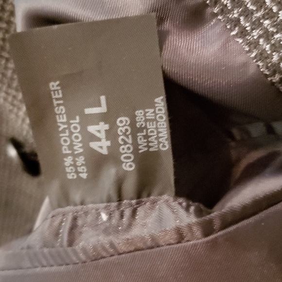 Sport coat made by Haggar. Size is 44L.  Like new condition. Color black gray - Picture 7 of 8
